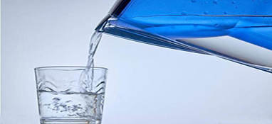 净水器过滤出来的水有气泡或发白现象是为什么？
